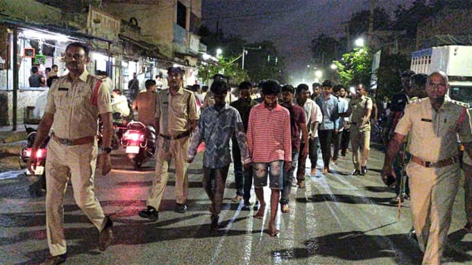 ఫ్యాన్స్ రచ్చ.. రోడ్డుపై నడిపించిన పోలీసులు