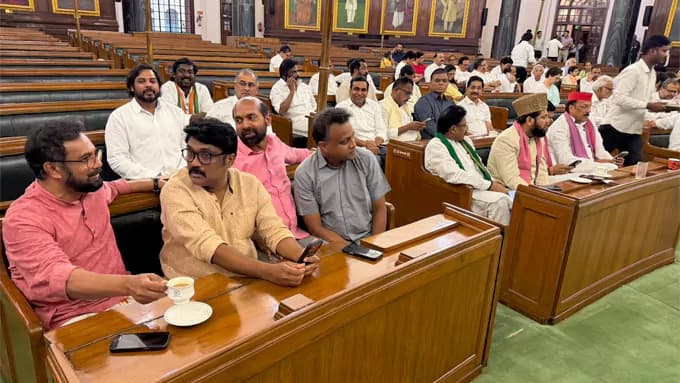 దిల్లీలో ఆందోళనల వేళ.. విపక్ష ఎంపీల భేటీ