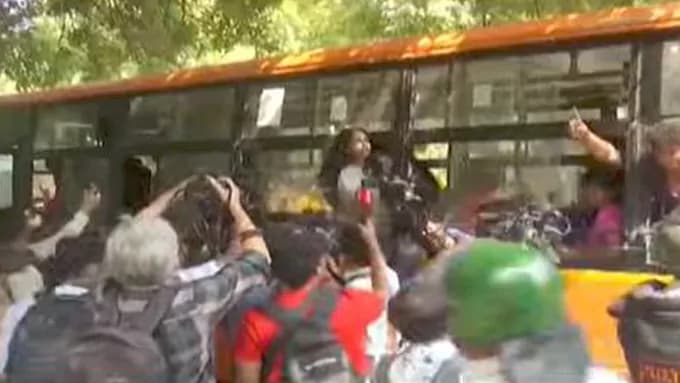 దిల్లీలో ఆకాశభవన్‌ వద్ద రాళ్ల దాడి