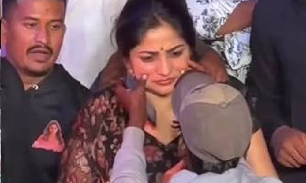 ఒక‌డు బుగ్గలు గిల్లాడు.. ఇంకొక‌డు ట‌చ్ ఇచ్చాడు.. అదంతా అభిమాన‌మేన‌ట‌! – movies