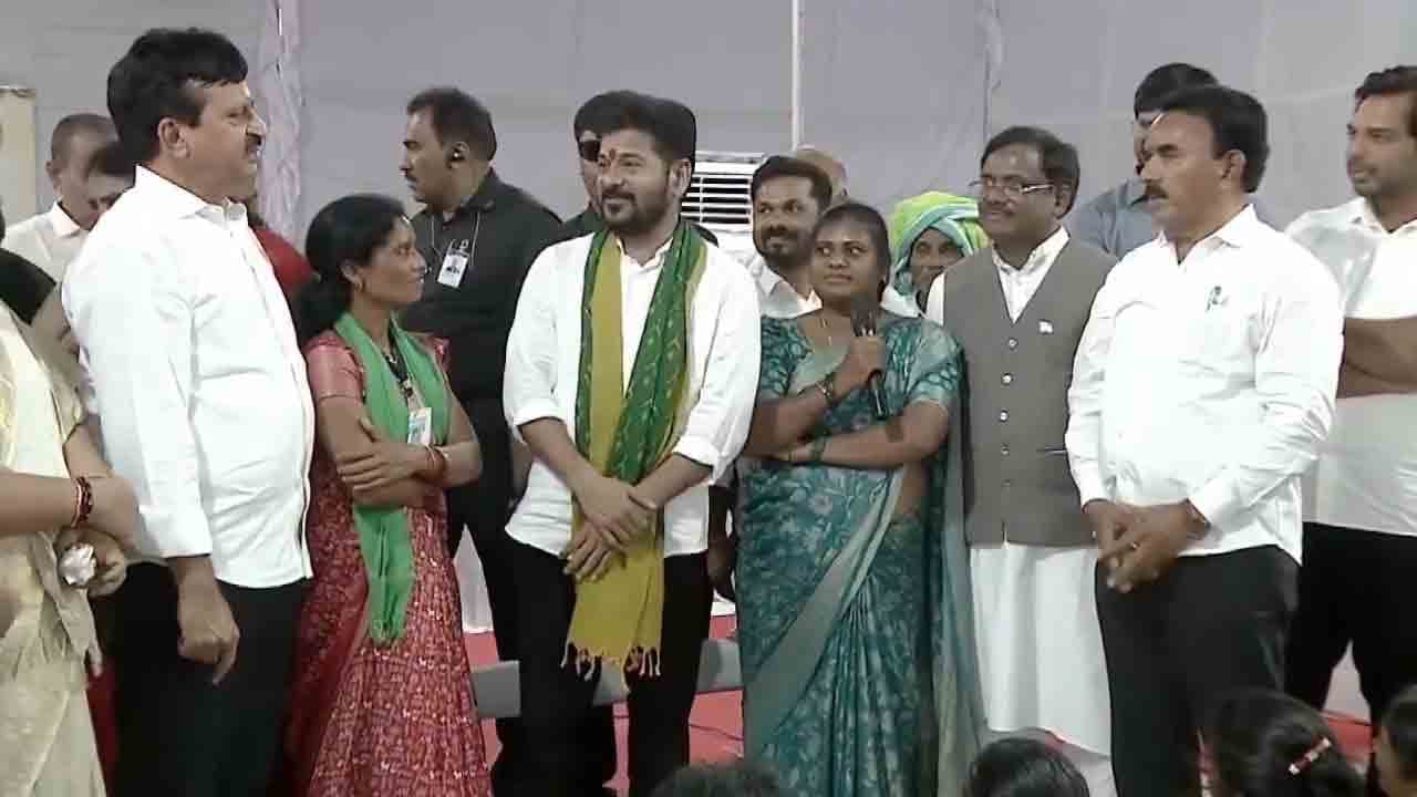 మా ఊర్లో స్కూల్ ఉంది కానీ అంగన్వాడీ టీచర్ లేదు సార్.. సీఎం రేవంత్ రెడ్డితో మహిళ