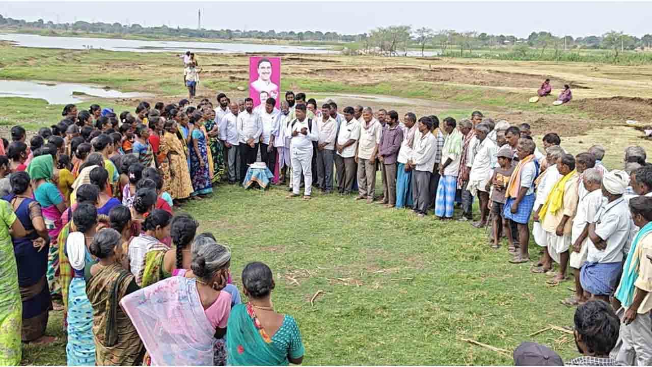 ఉపాధి హామీ కార్మికుల మధ్య హరీశ్ రావు జన్మదిన వేడుకలు