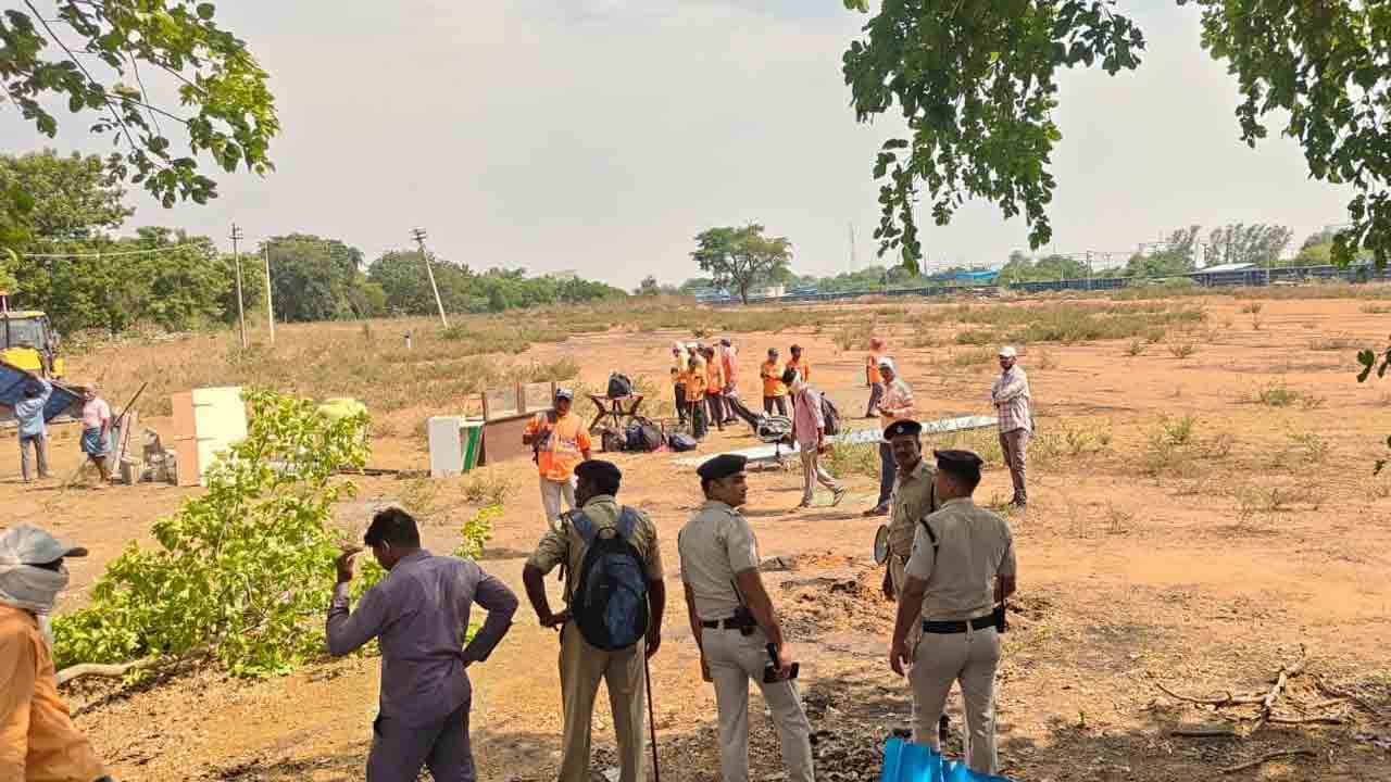 తాండూర్ లో భారీ బందోబస్తు మధ్య రైల్వే భూమి స్వాధీనం