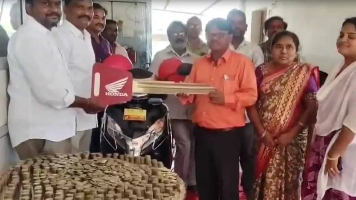 రూ.10 నాణేలతో టూవీలర్ కొనుగోలు చేసిన వ్యక్తి.. కారణం ఇదే..!
