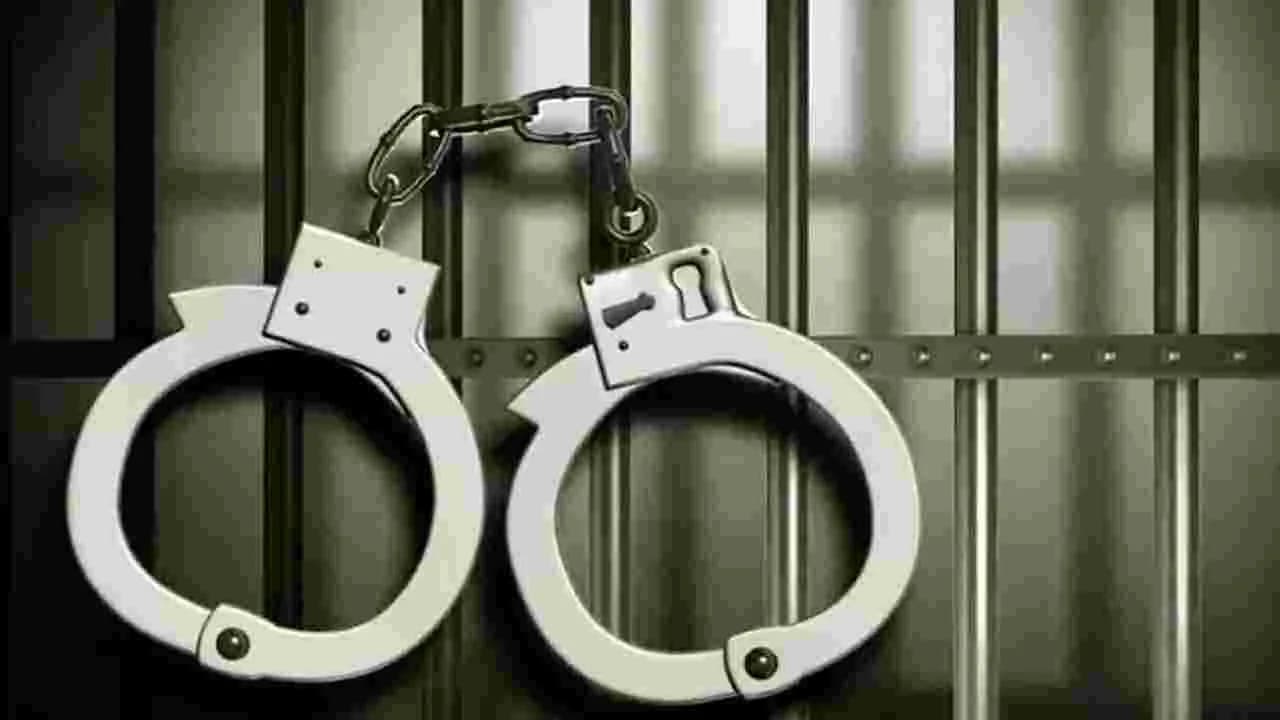 హైదరాబాద్ లో నకిలీ ఐఏఎస్ ముఠా అరెస్ట్