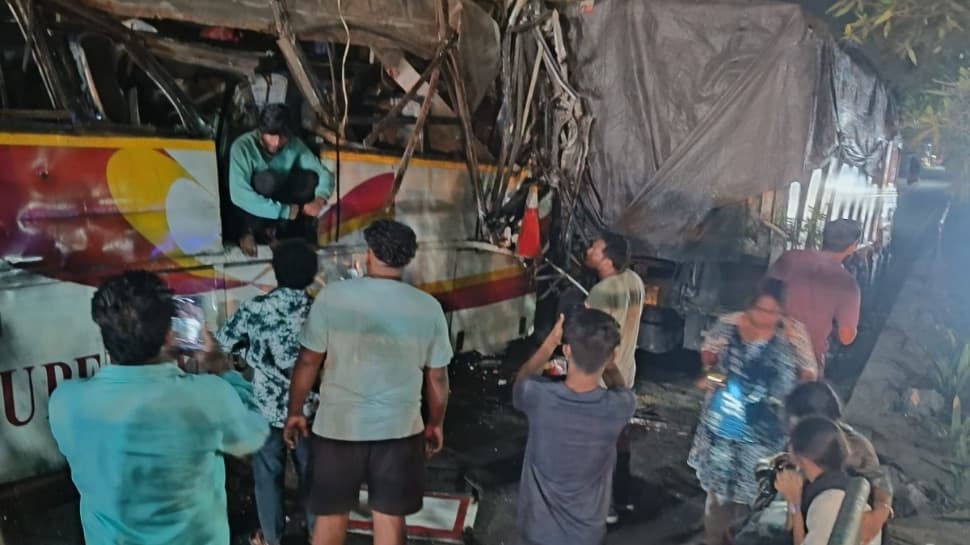గాజువాకలో అర్ధరాత్రి ఊహించని విషాదం.. ఆగివున్న లారీని ఢీకొట్టిన బస్సు, ముగ్గురు స్పాట్ డెడ్! పలువురికి తీవ్రగాయాలు