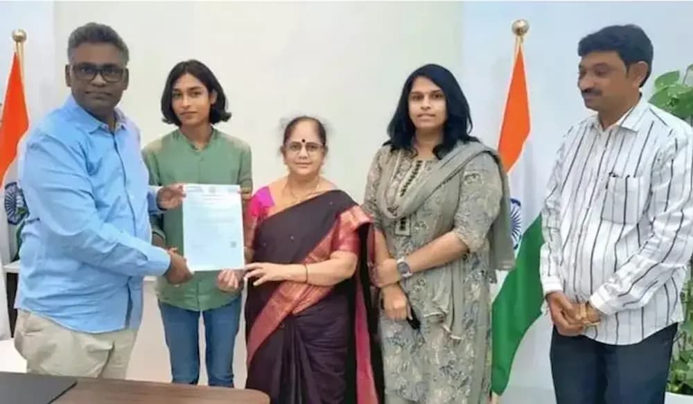 తొలిసారి ట్రాన్స్ జెండర్ మహిళకు ఆర్థిక సాయం