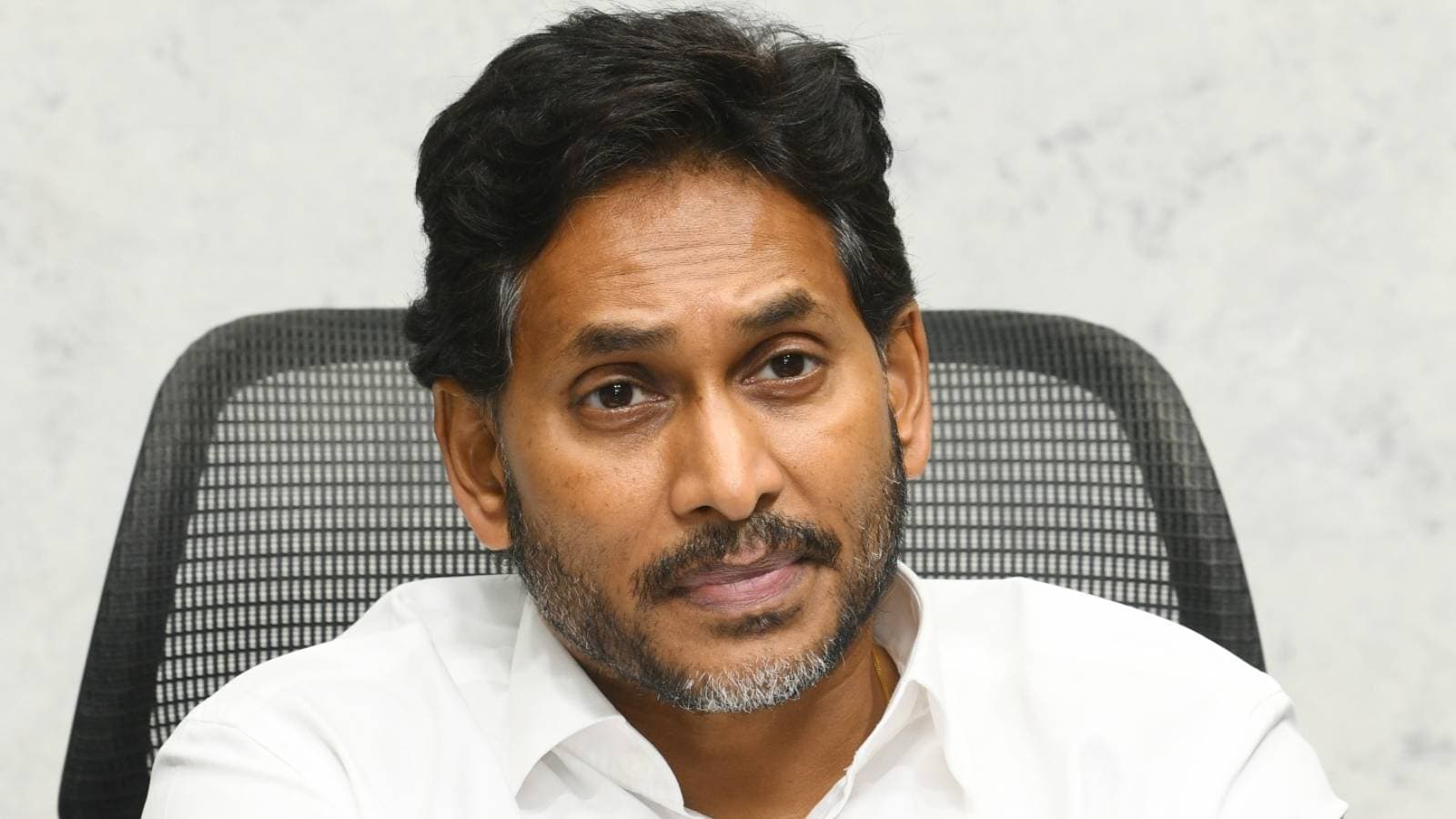 వైసీపీ గోడమీద పిల్లి పాత్ర పోషిస్తుందా.?