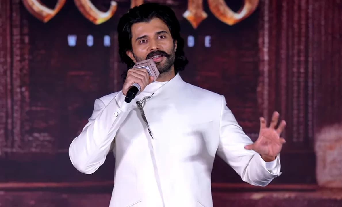 ‘ఏం పనిరా మీ తెల్లొళ్లకి ఈడ’.. విజయ్ దేవరకొండ సీమ యాస డైలాగ్‌కి గూస్‌బంప్స్!