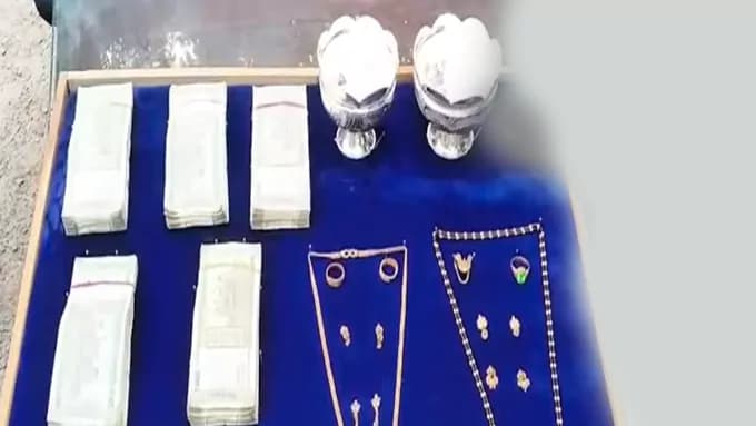 బంగారం చోరీ కేసులో పోలీసుల చేతివాటం – general