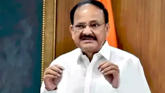 రాజ్యాంగబద్ధ సంస్థను రాజకీయాలతో ముడిపెట్టొద్దు: వెంకయ్యనాయుడు రాజ్యాంగబద్ధ సంస్థను రాజకీయాలతో ముడిపెట్టొద్దు: వెంకయ్యనాయుడు