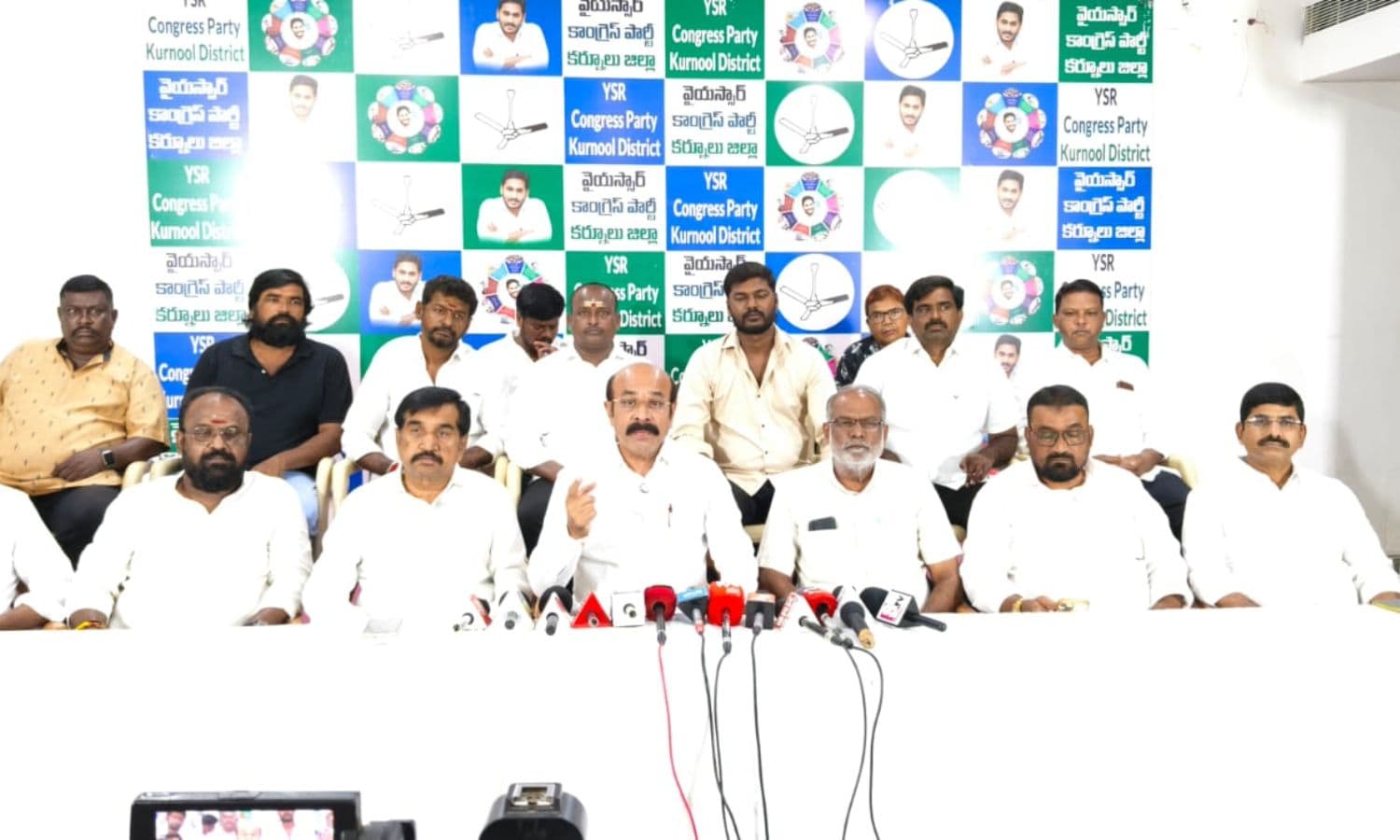 లోకేష్ తో డిబేట్ కు మా సామాన్య కార్యకర్త చాలు..మోహన్ సవాల్