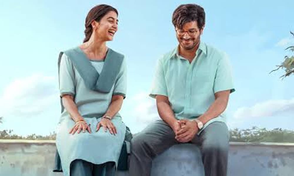 వైజాగ్ బీచ్లో దుల్కర్ సల్మాన్ టీమ్కు ఫ్యాన్స్ ముప్పుతిప్పలు! వైజాగ్ బీచ్లో దుల్కర్ సల్మాన్ టీమ్కు ఫ్యాన్స్ ముప్పుతిప్పలు!