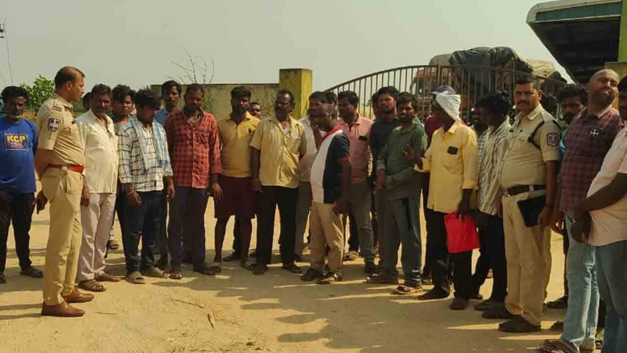 Singaram | ధాన్యం కొనుగోలు చేయాలని గోదాంకు తాళం వేసి సింగారం రైతుల నిరసన