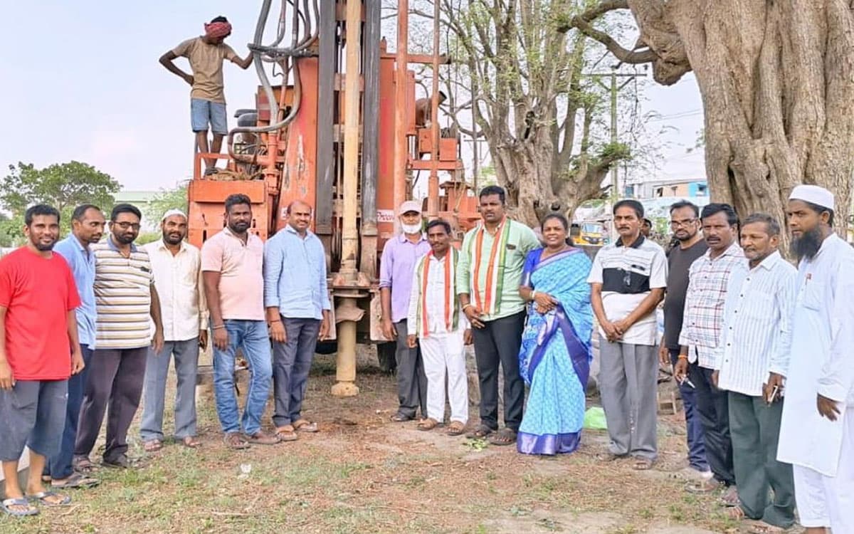 బూర్గంపహాడ్ కబరస్థాన్ లో మంచినీటి బోరు ఏర్పాటు