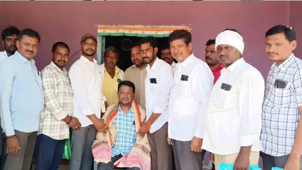 బదిలీపై వెళ్తున్న పశువైద్యాధికారి రణధీర్ రెడ్డికి ఘనంగా వీడ్కోలు.. కన్నీటి పర్యంతమైన రైతులు