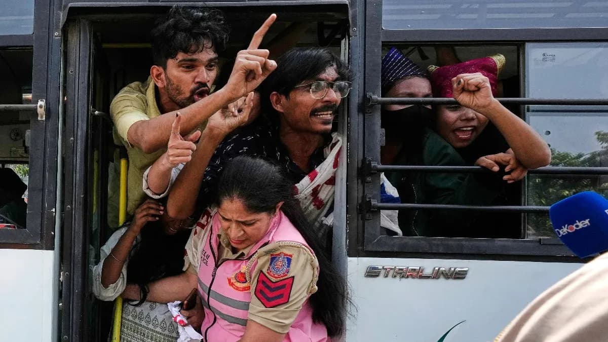 నాటి ఎమర్జెన్సీ కంటే వరస్ట్..: మోదీ-షాలకు అడ్డదారుల్లో గెలిచారనే భయం: కేజ్రీవాల్ నాటి ఎమర్జెన్సీ కంటే వరస్ట్..: మోదీ-షాలకు అడ్డదారుల్లో గెలిచారనే భయం: కేజ్రీవాల్