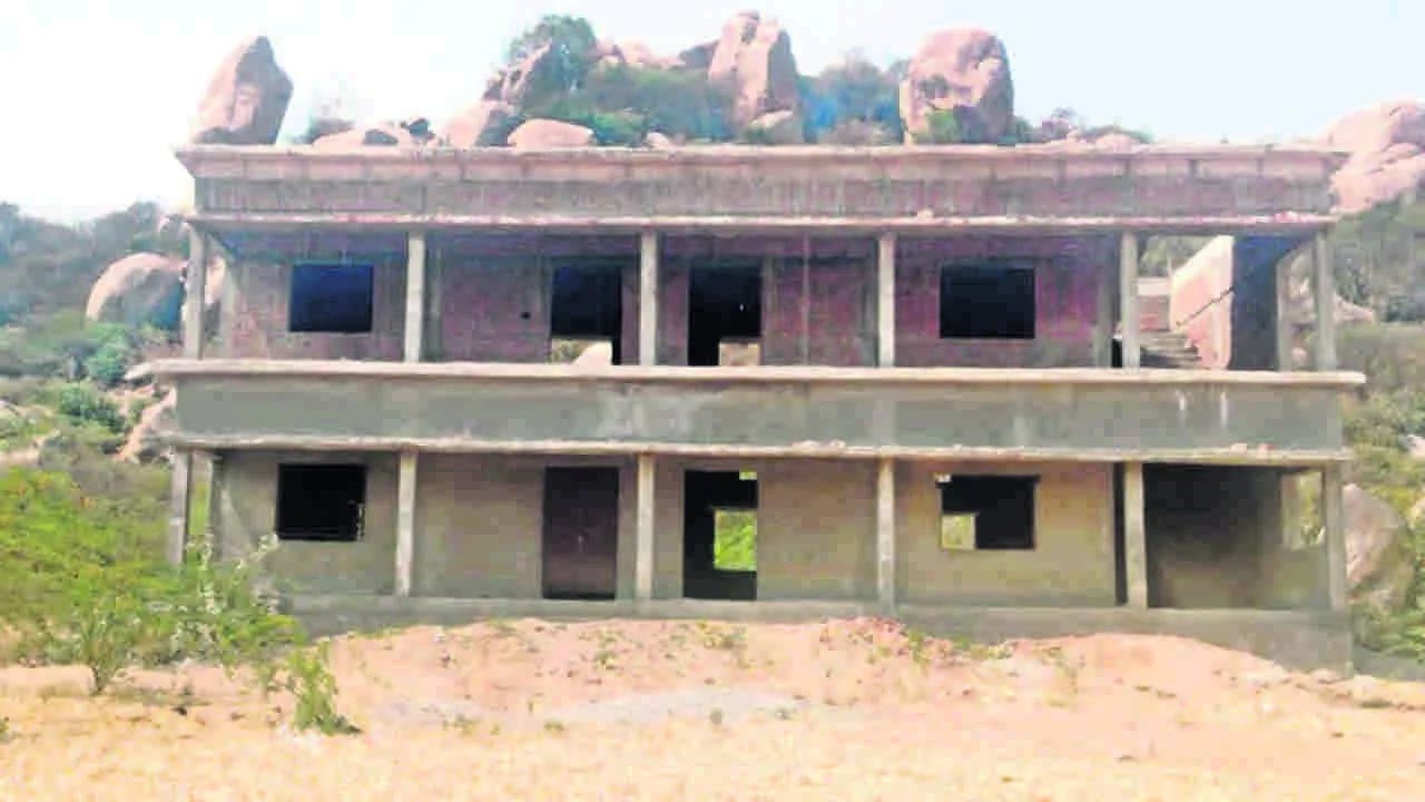 SCHOOL: అసంపూర్తిగా ‘నాడు - నేడు’ పనులు