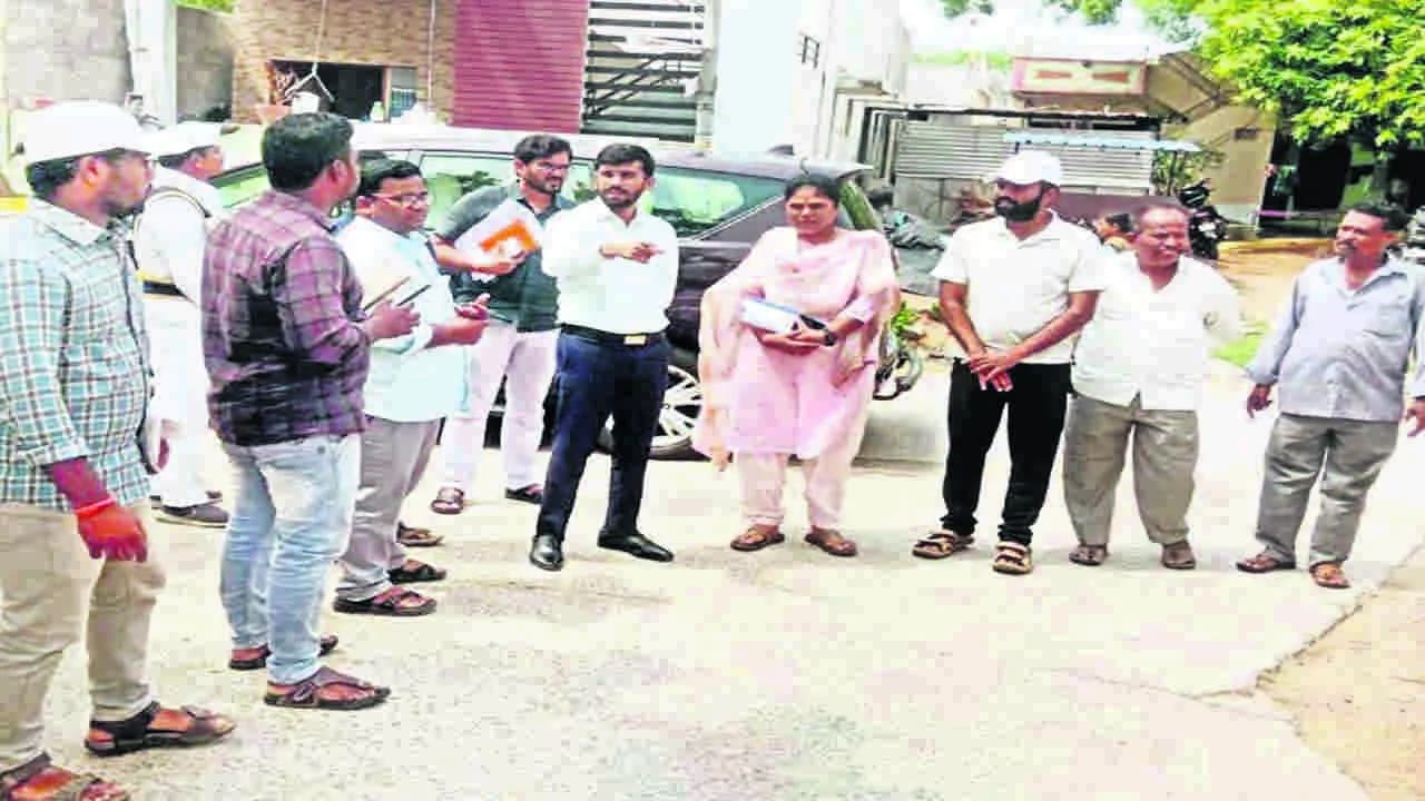 COLLECTOR: వార్డుల్లో కలెక్టర్ తనిఖీ
