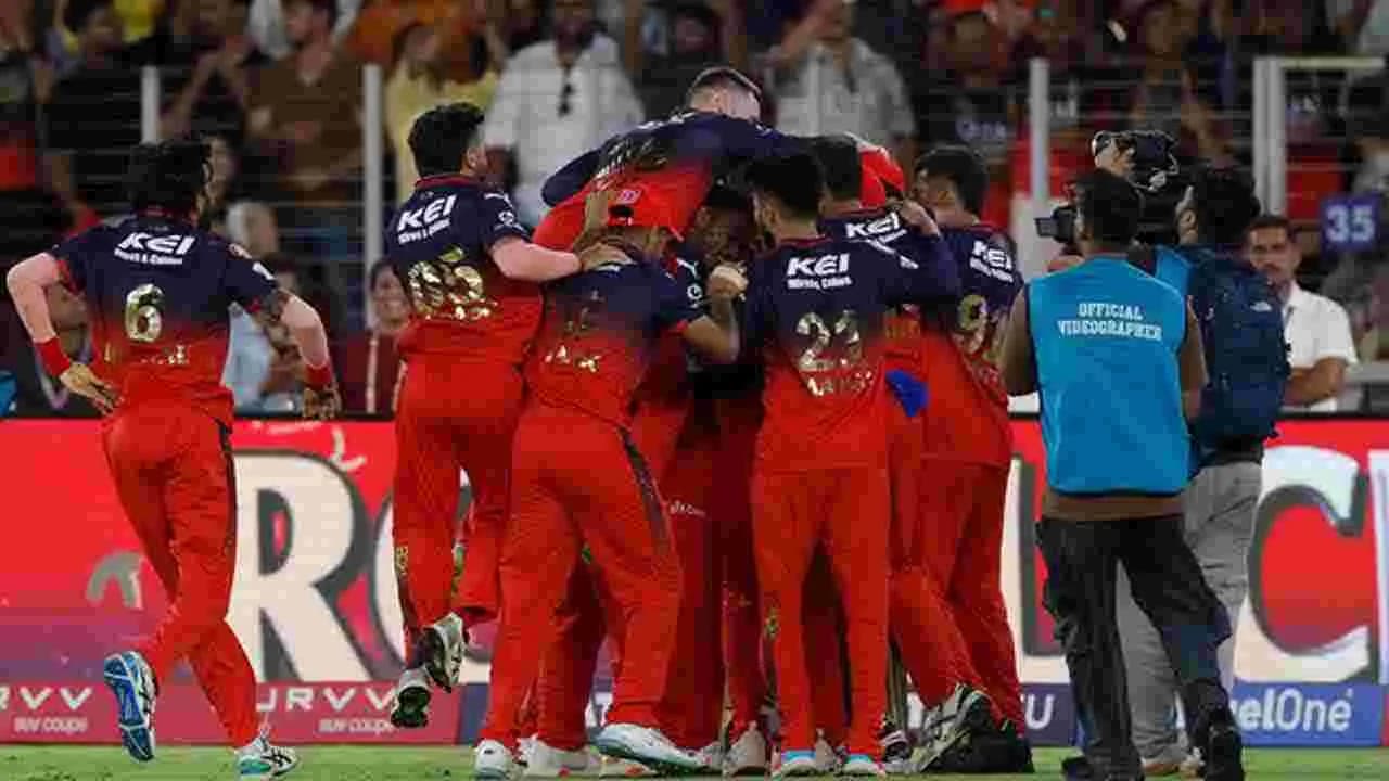 ఆ బౌలర్ కు బంతి ఇవ్వకుంటే ఆర్సీబీకి మంచిది