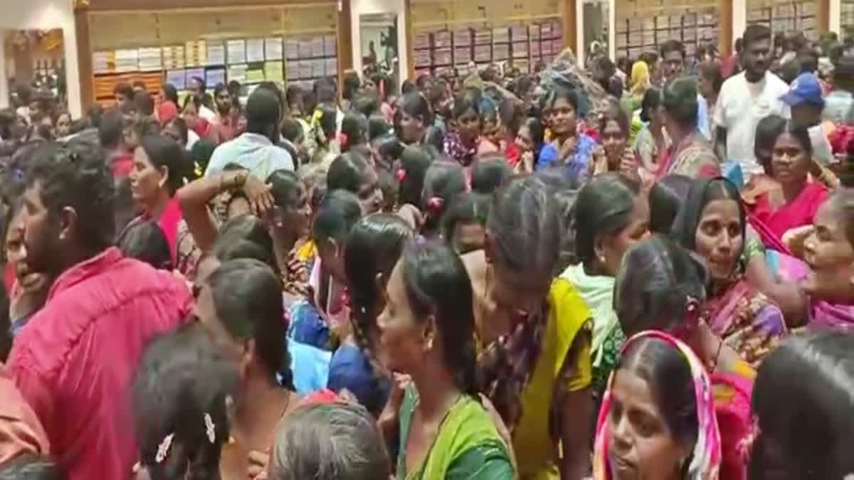 మెదక్లో షాపింగ్ మాల్ ప్రారంభం - ఉచితమనుకొని భారీగా తరలొచ్చిన జనం – movies