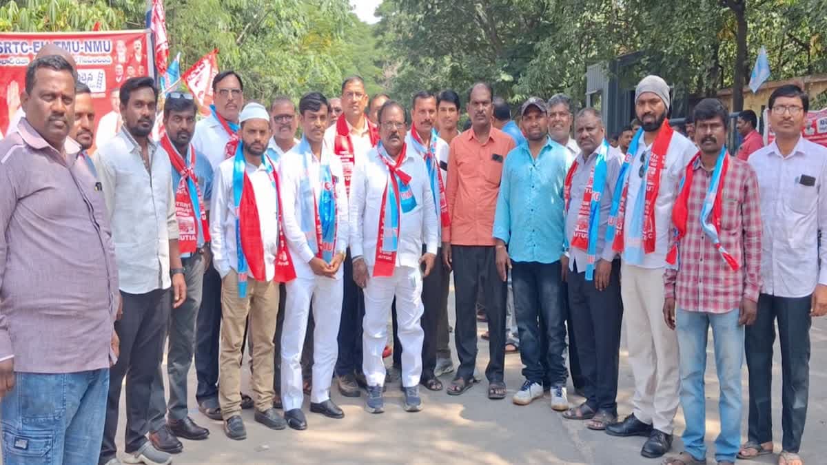 ఆర్టీసీ ఎన్నికలు ప్రశాంతంగా ముగిశాయి.. ఈయూ కూటమి విజయం దిశగా! ఆర్టీసీ ఎన్నికలు ప్రశాంతంగా ముగిశాయి.. ఈయూ కూటమి విజయం దిశగా!