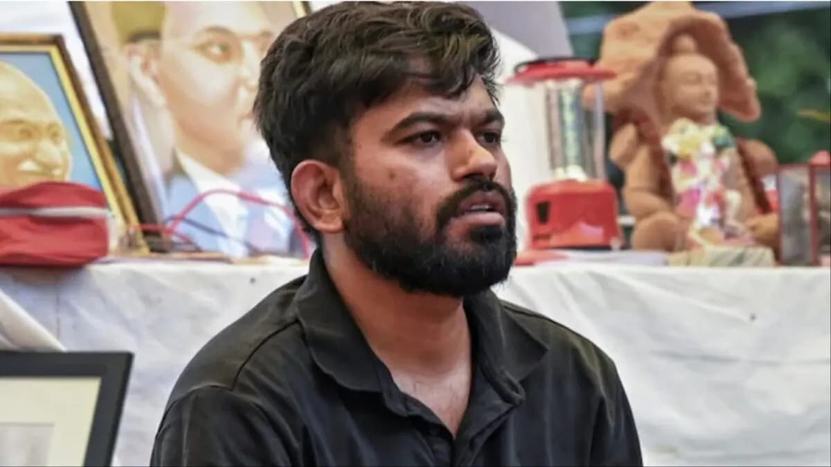 ఢిల్లీ విమానాశ్రయంలో నిర్బంధం.. ప్రదర్శనకు ముందు నాన్నమ్మ మృతి ఢిల్లీ విమానాశ్రయంలో నిర్బంధం.. ప్రదర్శనకు ముందు నాన్నమ్మ మృతి