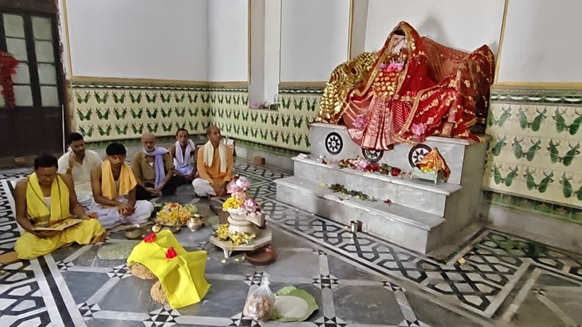 16 రోజులపాటు దుర్గమ్మ పూజ- చేపల కూరతో నైవేద్యం 16 రోజులపాటు దుర్గమ్మ పూజ- చేపల కూరతో నైవేద్యం