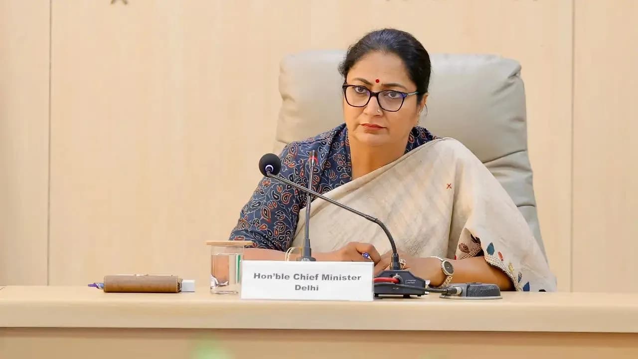 ఢిల్లీని బందీగా ఉంచలేము: రేఖ గుప్తా గాంధీ, కేజ్రీవాల్ పై విరుచుకుపడ్డారు – general