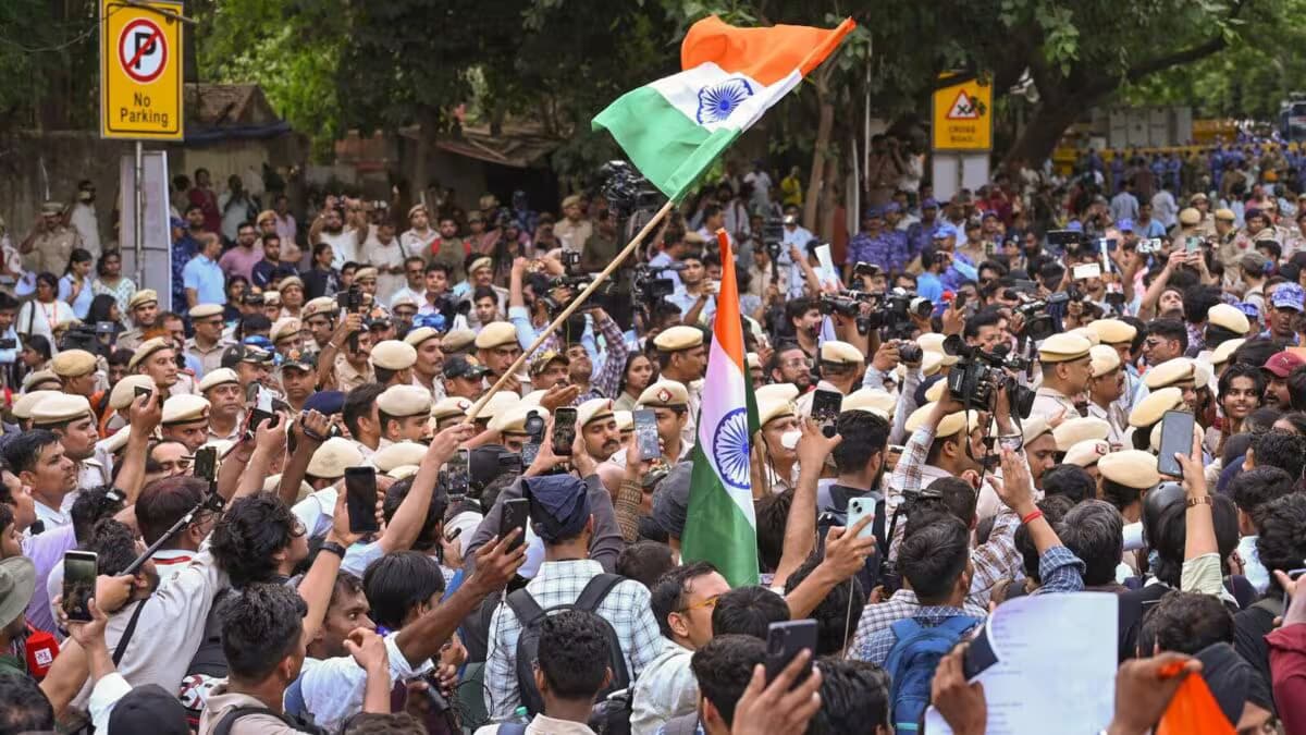 కాక్రోచ్ జంట పార్టీ నిరసన 'అర్ధ విజయం' అని ప్రకటించింది కాక్రోచ్ జంట పార్టీ నిరసన 'అర్ధ విజయం' అని ప్రకటించింది