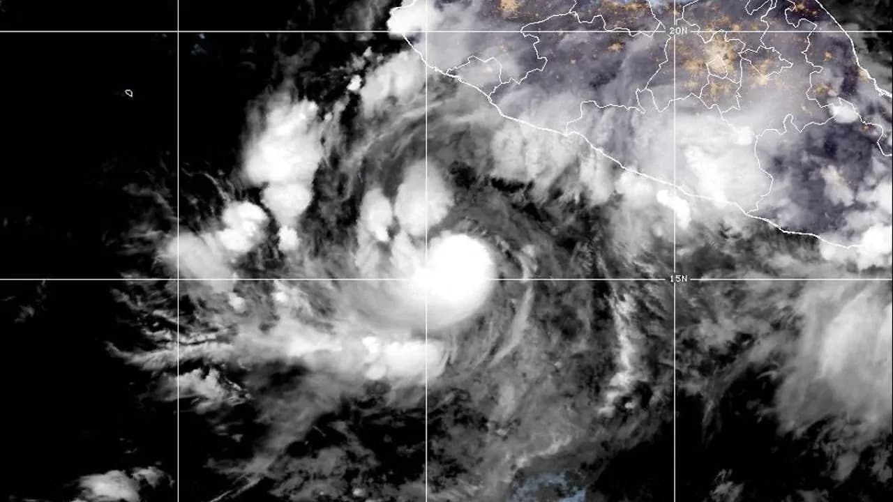 హరికేన్ సిమోన్ మెక్సికో పశ్చిమ తీరాన్ని ముప్పు పెడుతోంది హరికేన్ సిమోన్ మెక్సికో పశ్చిమ తీరాన్ని ముప్పు పెడుతోంది
