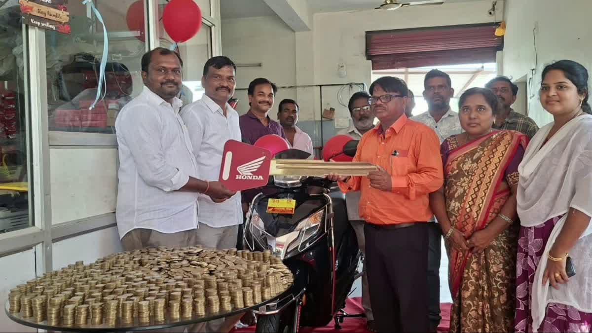 రూ.10 నాణేలతో స్కూటీ కొనుగోలు చేసిన రవి జోసెఫ్ – general