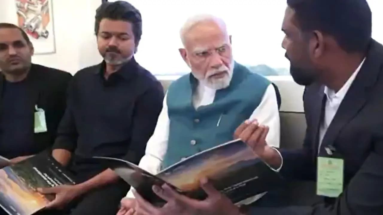 చెన్నై మెట్రో దారిలో మోడీ, విజయ్ కలిసి ప్రయాణం చెన్నై మెట్రో దారిలో మోడీ, విజయ్ కలిసి ప్రయాణం