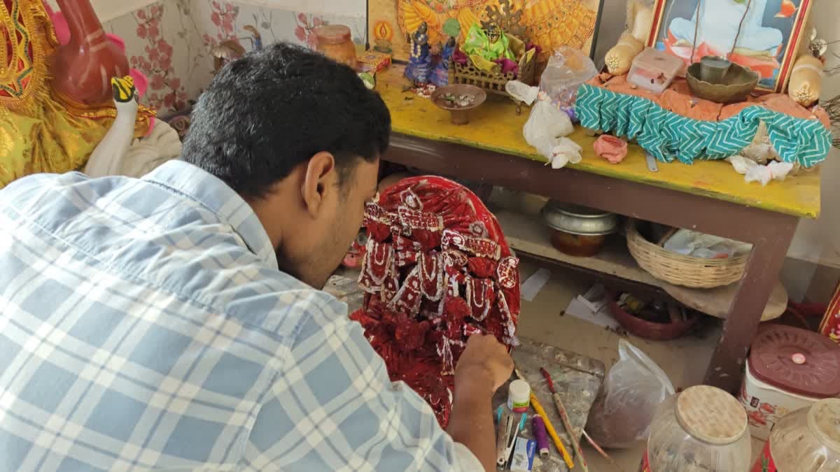 కాలేజీ స్టూడెంట్ అద్భుత ప్రతిభ- వంటగదిలోని ఎండు మిర్చితో దుర్గాదేవి విగ్రహం తయారీ – general
