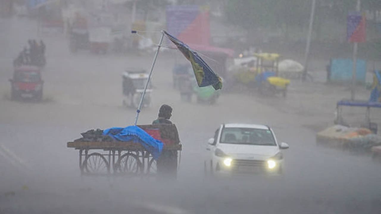 Weather Update Heavy Rain And Lightning Alert For Several Districts In Telangana And Andhra Pradesh Ger3ykz