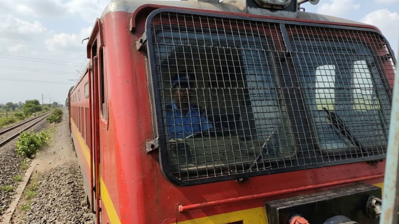 రైలు ఇంజన్ అద్దానికి ఇనుప జాలిని ఎందుకు ఏర్పాటు చేస్తారో ఆలోచించారా