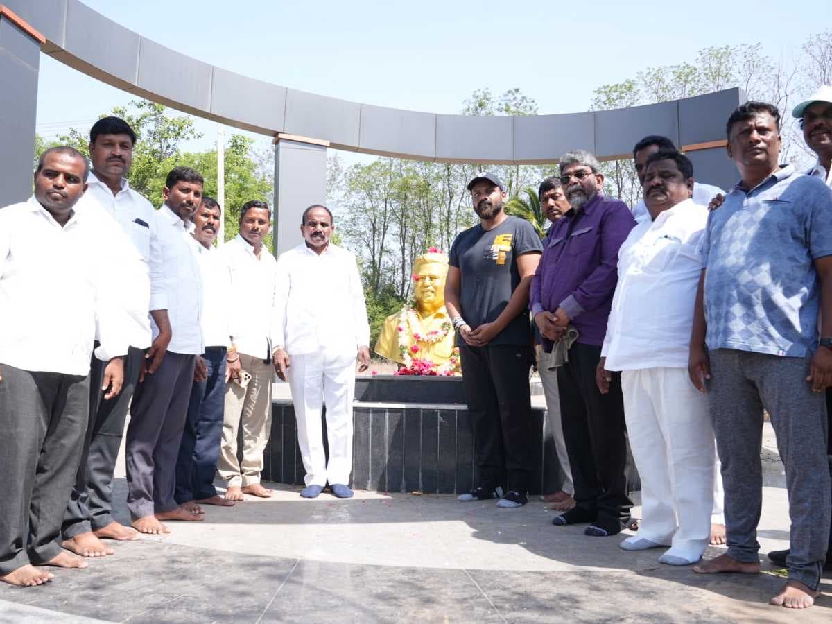 ఘాట్ శుభ్రం చెయ్యించిన మనోజ్ - తెలుగు సినిమా న్యూస్, రివ్యూస్
