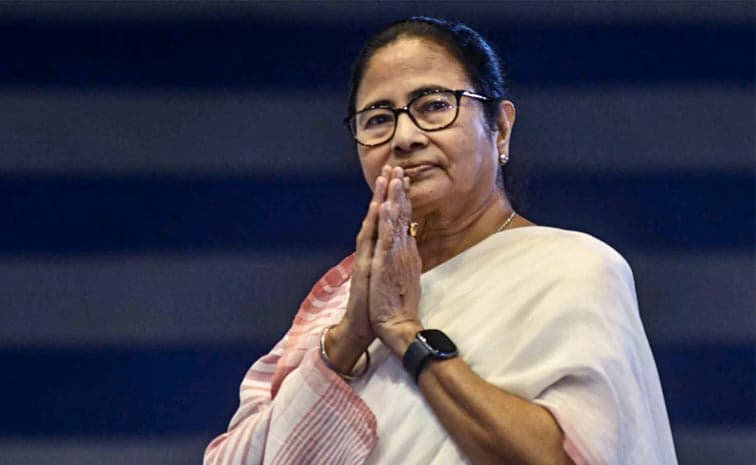 బెంగాల్ లో ట్విస్ట్ .. మమతకు మరో ఝలక్