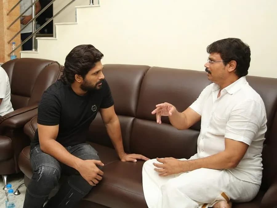 అల్లు అర్జున్-బోయపాటి కాంబో: ఈసారి మాస్ సినిమా కాదు.. పెద్ద స్కెచ్ వేశారుగా.! అల్లు అర్జున్-బోయపాటి కాంబో: ఈసారి మాస్ సినిమా కాదు.. పెద్ద స్కెచ్ వేశారుగా.!